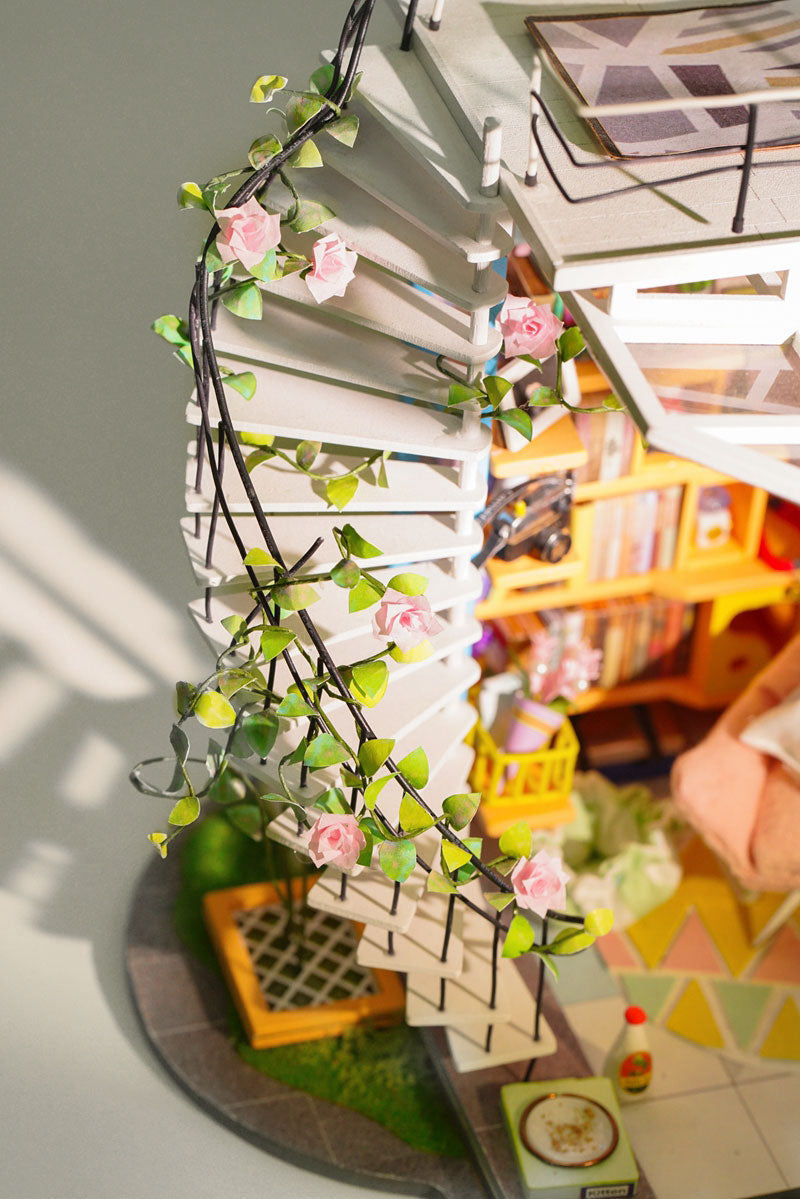 Dora's Loft Miniature House Robotime--